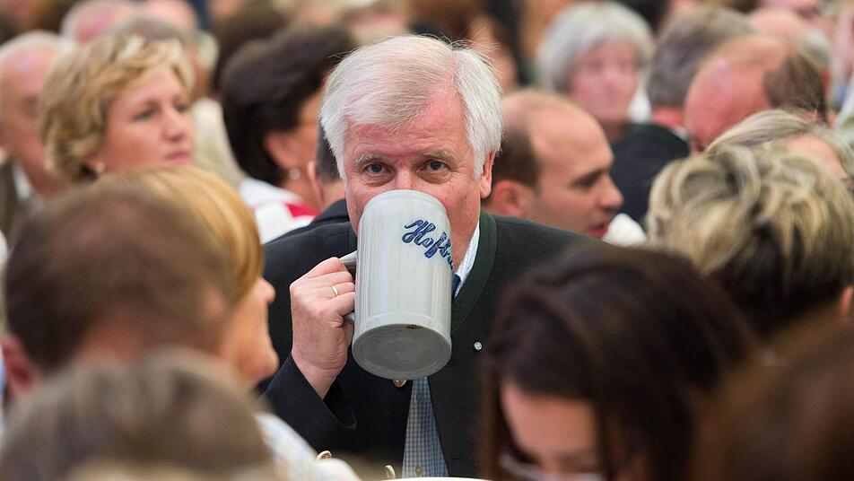 Der bayerische Ministerpräsident und CSU-Parteivorsitzende Horst Seehofer trinkt am 02.09.2013 in Abensberg (Bayern) beim politischen Gillamoos-Frühschoppen eine Maß Bier. Das Gillamoos ist eines der größten und ältesten Volksfeste Niederbayerns und bietet traditionell einen politische Schlagabtausch der Parteien. Foto: Peter Kneffel