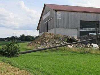 Ein 20 000-Volt-Strommast wurde am Dienstag von einem Traktor gerammt und umgeworfen. 200 Haushalte waren für einige Zeit ohne Strom.  Foto: Bayernwerk