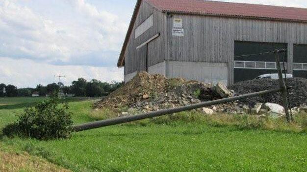 Ein 20 000-Volt-Strommast wurde am Dienstag von einem Traktor gerammt und umgeworfen. 200 Haushalte waren für einige Zeit ohne Strom.  Foto: Bayernwerk