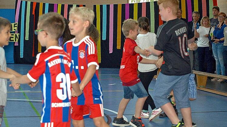 "Heut is so a schena Dob" - die erste Klasse mit ihrem Fliegerlied. Foto: Susanne Deuerling