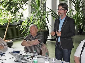 Johannes Michel (stehend) erklärte den Umgang mit Tablets und Smartphones. Foto: Oliver Schmidt