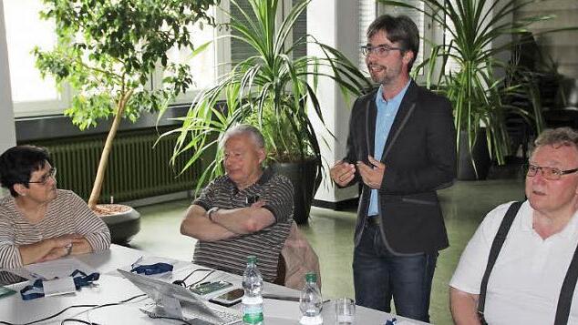 Johannes Michel (stehend) erklärte den Umgang mit Tablets und Smartphones. Foto: Oliver Schmidt