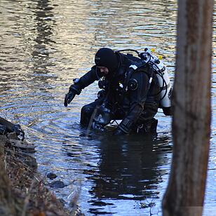 Nach Raubüberfall: Polizei und Taucher am alten Kanal in Bamberg