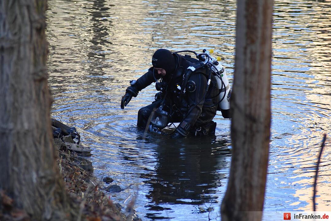 Nach Raubüberfall: Polizei und Taucher am alten Kanal in Bamberg