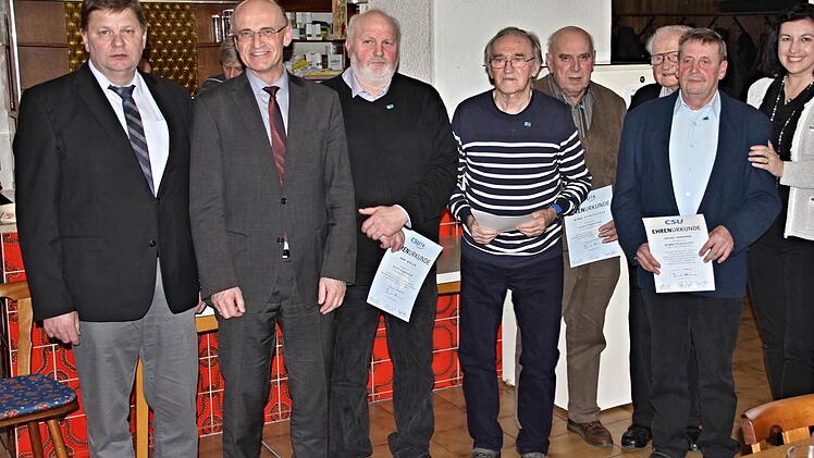 MdB Dorothee Bär (rechts), Vorsitzender Rupert Fichtner und Landrat Wilhelm Schneider (von links) ehrten bei der CSU-Versammlung(weiter von links): Hans Meyer, Karlheinz Gütlein, Alfred Schleicher, Helmut Welz und Erhard Denninger.  Fotos: Helmut Will