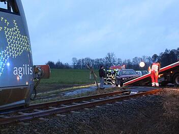 An einem unbeschränktem Bahnübergang zwischen Coburg und Bad Rodach kam es am Donnerstagmorgen zu einem Unfall zwischen einem Zug und einem Auto. Foto: Stelzner