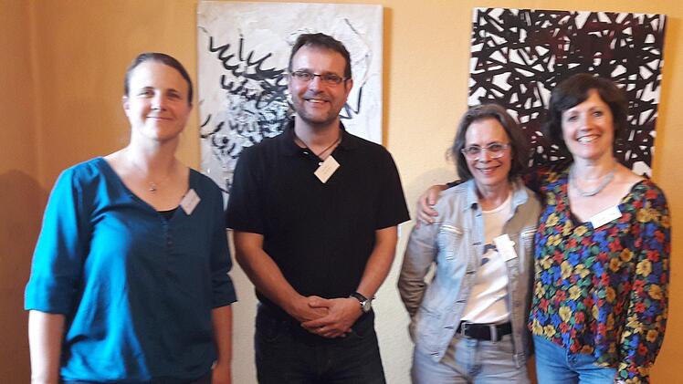 Tanja Sobisch (von links), Oliver Schikora vom Altstadtverein, Kuratorin Mia Hochrein und Regine Merz freuen sich über die Ausstellung im Bahnhof. Foto: Hartmut Hessel