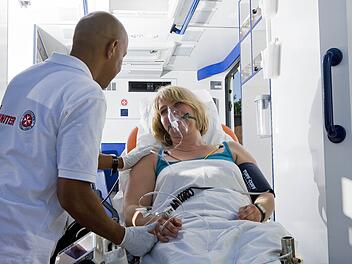 Mann gibt sich als Notarzt aus: Er behandelte unbefugt Patienten bei 27 Einsätzen