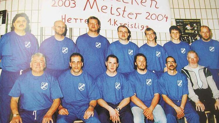 Erfolg: In der Saison 2003/2004 wurde die Tischtennismannschaft des Sportvereins Wildflecken Meister in der 1. Kreisliga Herren. Stolz stellen sich die Spieler zum erinnerungsfoto.  Fotos: Archiv SV Wildflecken