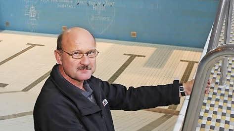 Thomas Murr klettert für die Fotografin ins leere Schwimmbecken.