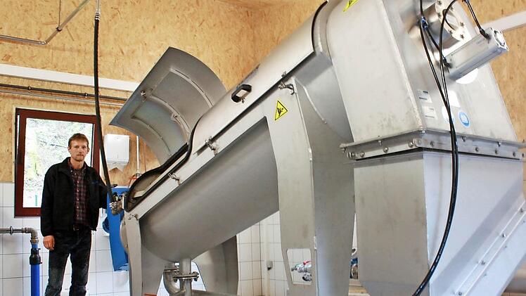 Den Blick gen Zukunft gerichtet: Klärwärter Martin Hahn-Enders hält die Schlammpresse für eine wichtige Anschaffung.  Fotos: Robert Huger