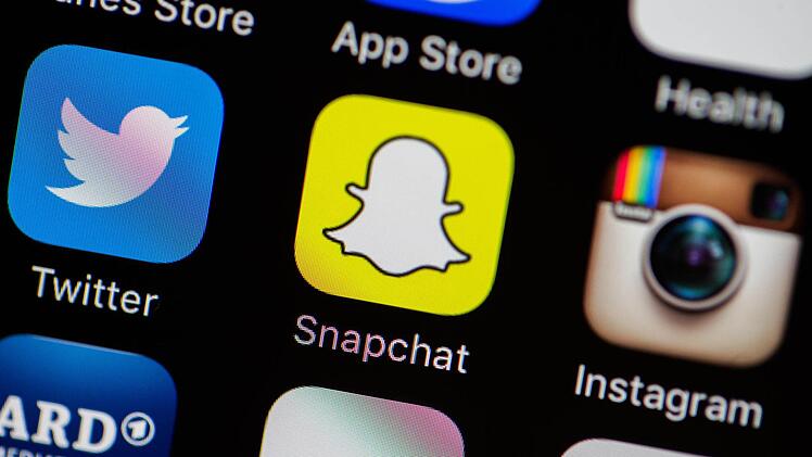 Weltweit haben über 130 Millionen Nutzer die beliebte App auf dem Smartphone. Foto: Jörg Carstens/dpa