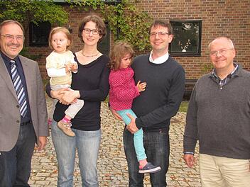 Das Pfarrer-Ehepaar Heinrich Busch und Kathrin Zagel-Busch verabschiedet sich am Vorabend des Erntedankfestes aus der Kirchengemeinde St. Markus. Unser Bild zeigt nach der formalen Amtsübergabe am Mittwochnachmittag (von links): Dekan Andreas Kleefeld, Lydia Busch, Pfarrerin Kathrin Zagel-Busch, Marlene Busch, Pfarrer Heinrich Busch, und Pfarrer Wolfgang Stefan, Pfarrverweser in der Vakanzzeit. Foto: Martin Koch