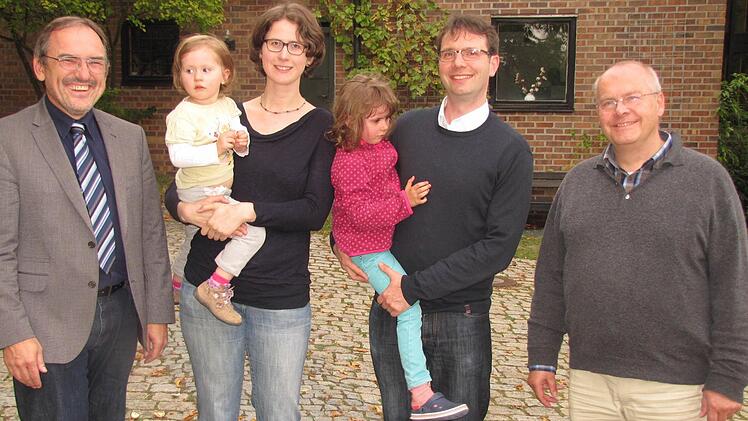 Das Pfarrer-Ehepaar Heinrich Busch und Kathrin Zagel-Busch verabschiedet sich am Vorabend des Erntedankfestes aus der Kirchengemeinde St. Markus. Unser Bild zeigt nach der formalen Amtsübergabe am Mittwochnachmittag (von links): Dekan Andreas Kleefeld, Lydia Busch, Pfarrerin Kathrin Zagel-Busch, Marlene Busch, Pfarrer Heinrich Busch, und Pfarrer Wolfgang Stefan, Pfarrverweser in der Vakanzzeit. Foto: Martin Koch