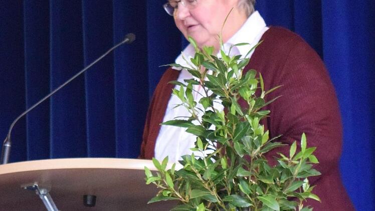 Renate Hoffmann von der Organisation "Solwodi" beschreibt in ihrer Festrede die Schicksale von verschiedenen geflüchteten Frauen, denen ihr Netzwerk in den letzten Jahren geholfen hat. Foto: Daniela Pondelicek