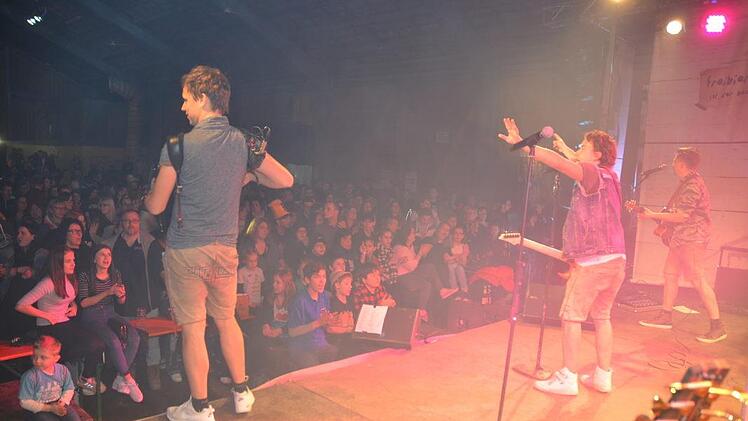 Die Dorfrocker brachten den Eichenbühler Hühnerstall erneut zum Beben und sorgten für einige Stunden für Hochstimmung mit Rock und Pop. Foto: Karl-Heinz Hofmann