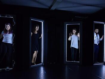 Vier der fünf Schauspieler des TheaterJugendClubs am Theater Schloss Maßbach in ihrer Eigenproduktion "6 Sekunden" über ihre Vorstellungen zum alten Mythos von Narziss und der schicksalhaften Obsession mit dem eigenen Spiegelbild (v.l. Hannah Thome als Martha, Jehanne Worch als Maya, Fanny Schmidt als Anna und Johannes Rösch als Hans). Foto: Sebastian Worch