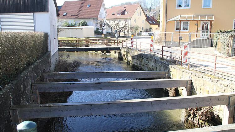 Die die Bachmauer in der Straße "Hutzelbrunnen" ist marode und gehört ebenfalls saniert.  Foto: Gerda Völk