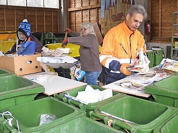 Im März wurde eine viertägige Papiersortieranalyse durchgeführt, um eine gerechte Abrechnungsgrundlage mit den Dualen Systemen zu schaffen. Die Verhandlungen über Mitbenutzungsvereinbarungs- und Entgeltregelung sind ins Stocken geraten. Droht ein Rechtsstreit? Foto: Karl-Heinz Hofmann