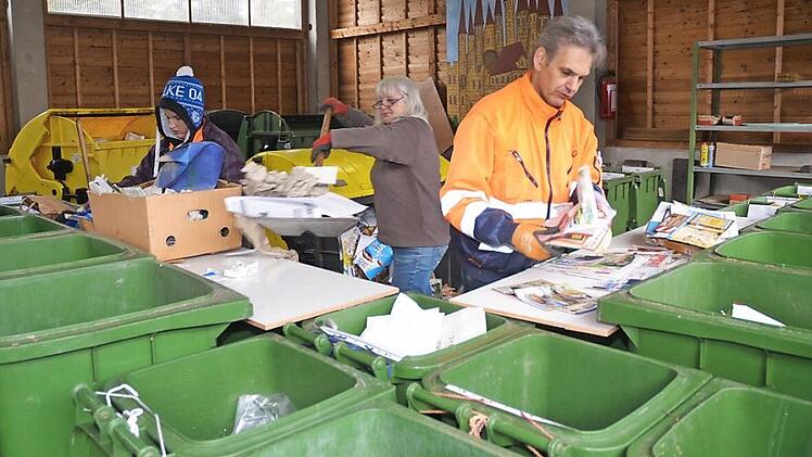 Im März wurde eine viertägige Papiersortieranalyse durchgeführt, um eine gerechte Abrechnungsgrundlage mit den Dualen Systemen zu schaffen. Die Verhandlungen über Mitbenutzungsvereinbarungs- und Entgeltregelung sind ins Stocken geraten. Droht ein Rechtsstreit? Foto: Karl-Heinz Hofmann