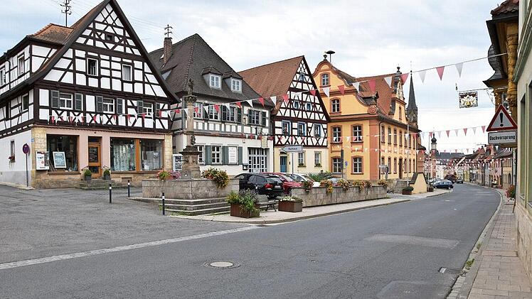 Die Visionen des integrierten städtebaulichen Entwicklungskonzeprs für Scheßlitz erstrecken sich auch auf das Umfeld des Marienbrunnens und des alten Rathauses.  Fotos: Udo Billen