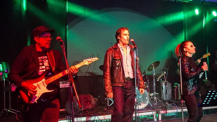 Das Publikum war begeistert: Impressionen von der Coburger Spider Murphy Party" auf dem Schlossplatz. Der Abend im Festzelt war eine Kooperation der Original Prinz Albert Blasmusik (OPA) mit dem Landestheater Coburg.Foto: Jochen Berger
