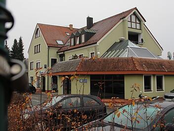 Im  Erdgeschoss-Vorbau  des Hauses in Röttenbach  sind die Scheiben bereits verdunkelt. Wenn es nach dem Betreiber geht, finden hier bald Swinger-Treffen statt.  Foto: Christian Bauriedel