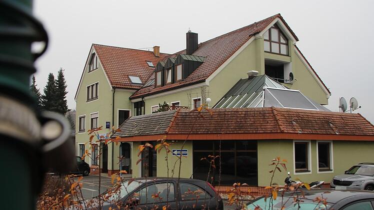 Im  Erdgeschoss-Vorbau  des Hauses in Röttenbach  sind die Scheiben bereits verdunkelt. Wenn es nach dem Betreiber geht, finden hier bald Swinger-Treffen statt.  Foto: Christian Bauriedel