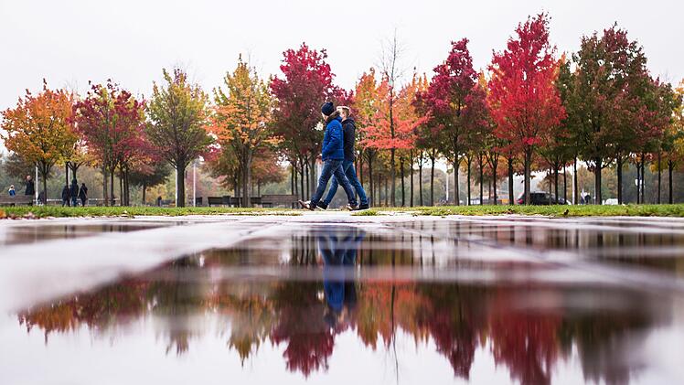 Warme Luft strömt nach Deutschland und sorgt für Temperaturen bis zu 20 Grad im Oktober. Foto: Sophia Kembowski/dpa
