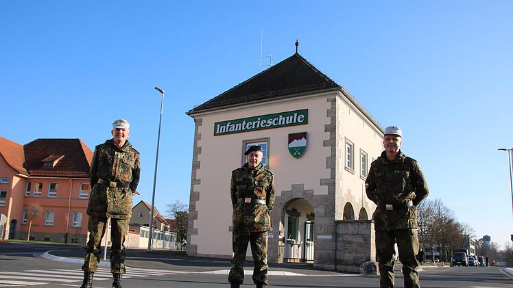 Kommandeur Michael Matz (von links), Norbert Wagner vom Ausbildungskommando und Standortältester Stefan Josef Leonhard vor dem neuen Schild. Foto: Ralf Ruppert