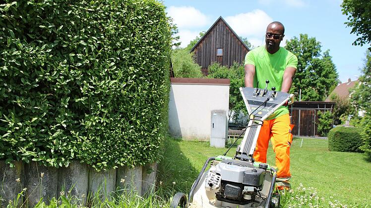 Praktikant Robert Ndighila bei der Grünpflege in Höferänger. Der Kenianer möchte gerne eine Ausbildung beim Städtischen Bauhof machen.
