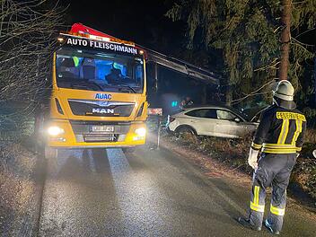 Ungelstetten: Auto prallt neben A3 gegen Baum - Feuerwehr findet verletzte Person