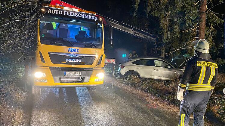 Ungelstetten: Auto prallt neben A3 an einen Baum - Feuerwehr findet verletzte Person