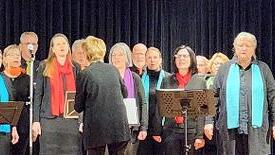Der Gospelchor Lift Your Voice aus Schondra bei seinem Aufritt im Kurstift.