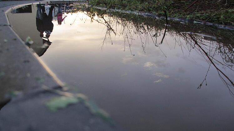 Nach dem Starkregen bildeten sich kleine Seen.