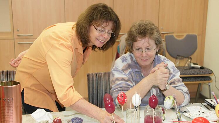 Erika Striegl schaut gemeinsam mit Hannelore Kuske aus Nürnberg, wie schön die gemalten Eier geworden sind. Fotos: Sylvia Hubele