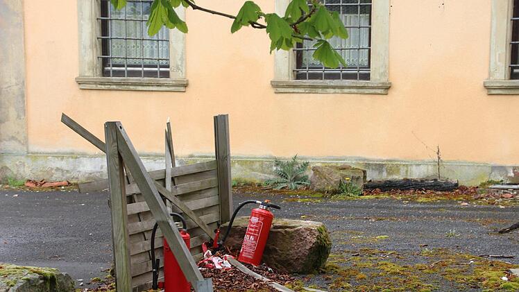 Feuerlöscher an der Brandruine.