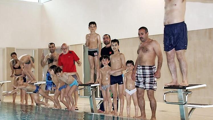 Nach 15 Wochen können sie alle schwimmen: Der TV Ebern organisierte einen Kurs für Asylbewerber aus dem Raum Ebern. Klaus Hanke, Stefanie Waiblinger und Wolfgang Weiß führten die Übungen vor und lernten selbst fürs Leben. Foto: Ralf Kestel