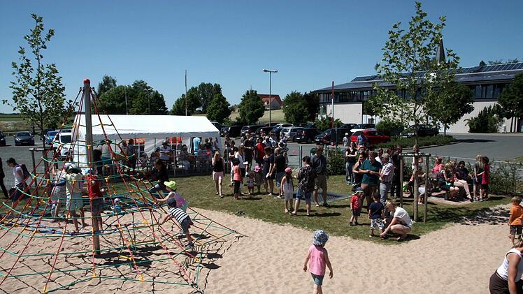 Die Kinder eroberten den Spielplatz in Windeseile. Foto: Richard Sänger