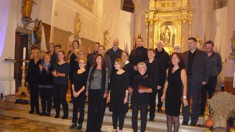 Der gesamte Chor ist im Altarraum angekommen und dankt  seiner Elli.