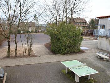 Auf diesem aufgelassenen Allwetterplatz und Nachbargrundstücken an der Kerschensteinerstraße  soll bezahlbarer Wohnraum entstehen.  Foto: Andreas Dorsch
