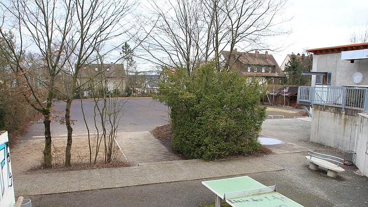 Auf diesem aufgelassenen Allwetterplatz und Nachbargrundstücken an der Kerschensteinerstraße  soll bezahlbarer Wohnraum entstehen.  Foto: Andreas Dorsch