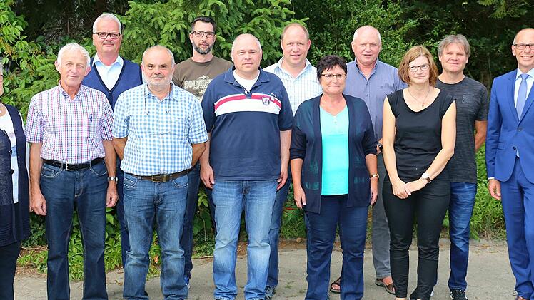 Die Geehrten aus dem Bereich des Markts Ebensfeld mit dem Zweiter B&uuml;rgermeister Hauke Petersen (Dritter von links) und Kreisvorsitzender des BRK Christian Mei&szlig;ner (rechts) sowie stellvertretenden Kreisvorsitzende Rosemarie G&ouml;hring (links)  Fotos: Gerd Klemenz