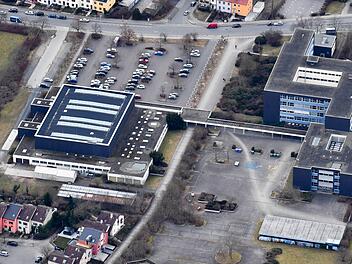 Jahrelang wurde die Sanierung der Blauen Schule in Bamberg immer wieder verschoben: 2019 soll es mit der Schulturnhalle endlich losgehen.  Foto: Ronald Rinklef