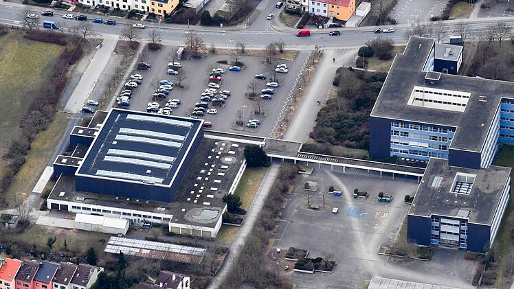Jahrelang wurde die Sanierung der Blauen Schule in Bamberg immer wieder verschoben: 2019 soll es mit der Schulturnhalle endlich losgehen.  Foto: Ronald Rinklef