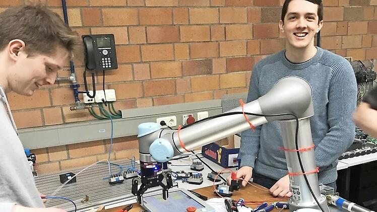 Dieser Roboter wurde vergangenes Jahr für die Forchheimer Berufsschule angeschafft.  Foto: Landratsamt Forchheim