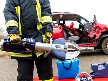 Bei einem Unfall im oberfr&auml;nkischen Kulmbach musste die Feuerwehr das Auto-Dach abschneiden, um die Insassen bergen zu k&ouml;nnen. Symbolfoto: benjaminnolte/Adobe Stock