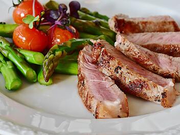 Fleisch und Gemüse.  Symbolfoto: RitaE/Pixabay