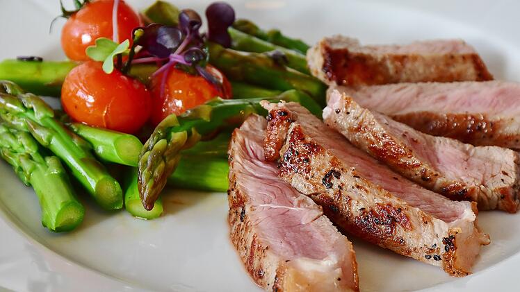 Fleisch und Gemüse.  Symbolfoto: RitaE/Pixabay