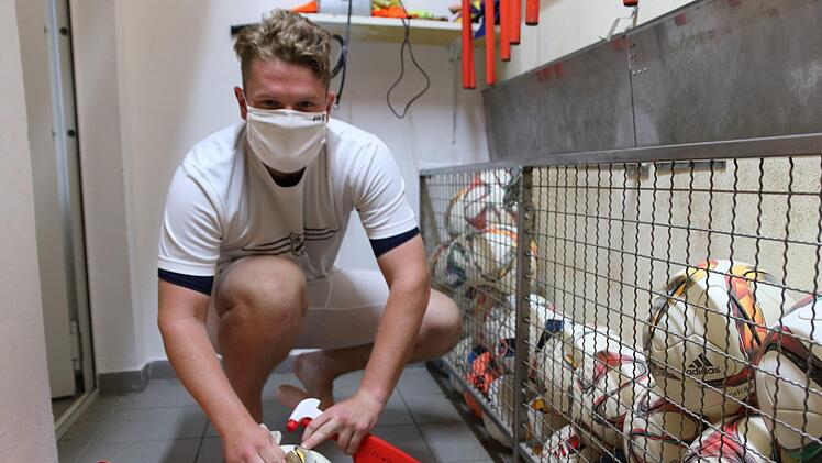 Bei der DJK Weingarts (Kreis FO) erledigt Florian Spörl   die mühselige  Arbeit, die Spielbälle fürs Testspiel zu desinfizieren. Uwe Kellner